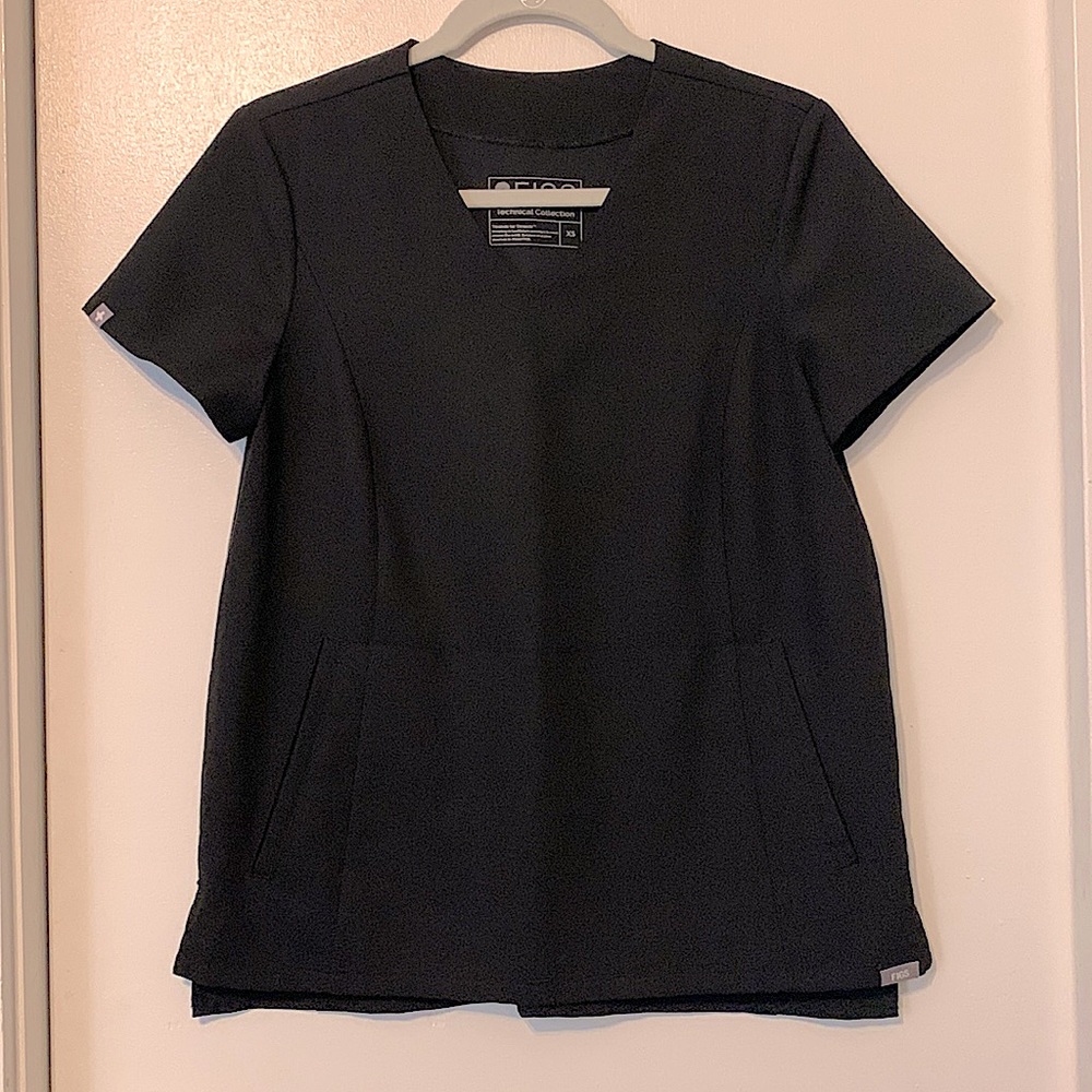 Figs limited edition scrub top with kangaroo pocket sz XS